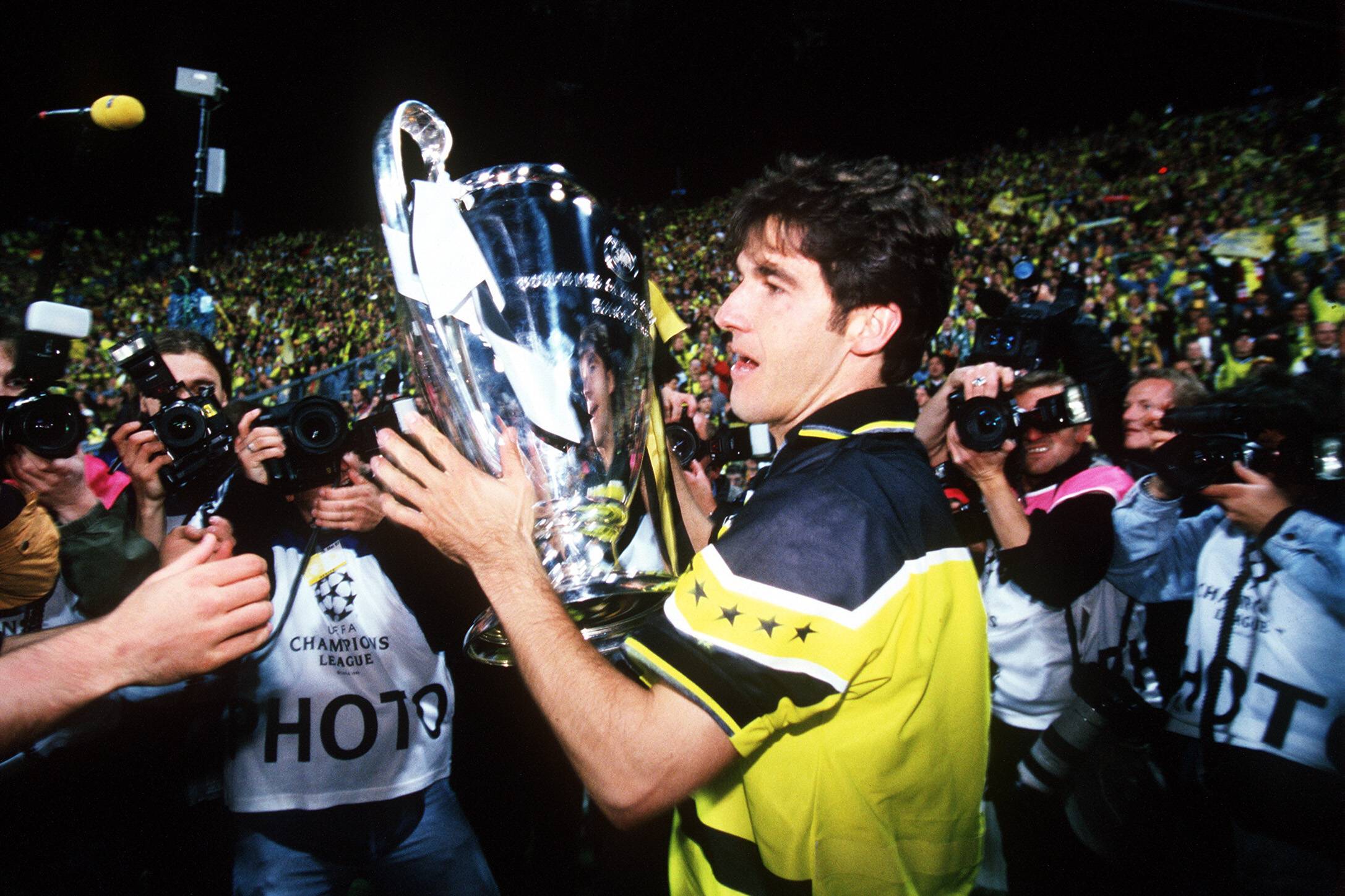 Karl-Heinz Riedle mit dem Champions-League-Pokal 1997
